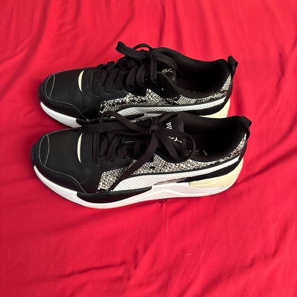 Women’s Pumas- s-9, new w/o box! - Picture 7 of 9